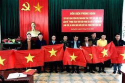 Tặng cờ Tổ quốc cho ngư dân ra khơi, bám biển