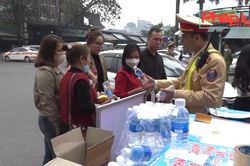Đội CSGT Lào Cai phát khẩu trang và nước uống miễn phí cho người dân dịp Lễ