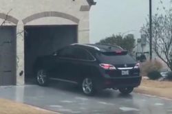 Xe Lexus 'trượt băng' hài hước ngay trước cửa gara