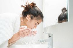 Cách rửa mặt đang tàn phá làn da dầu khi trời nồm ẩm
