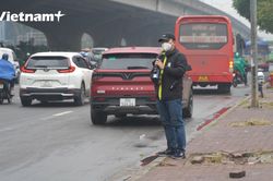 Cảnh sát giao thông cải trang, ghi hình nạn xe 'rùa bò' đón trả khách