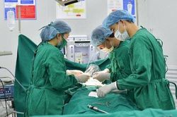 Bệnh viện Đa khoa MEDLATEC mổ cấp cứu thành công bé trai 5 tuổi bị vỡ ruột thừa, mủ tràn ổ bụng