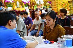Hơn 400 người đến chùa Giác Ngộ (Q.10) hiến máu nhân đạo đầu năm Quý Mão