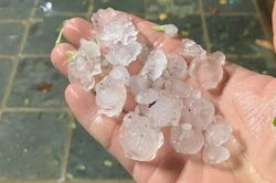 Dông lốc kèm mưa đá trút xuống thành phố Điện Biên Phủ