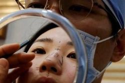 Người Hàn Quốc trả giá đắt cho nỗi ám ảnh ngoại hình