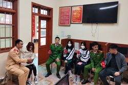 Công an Hà Nội hướng dẫn người dân, cài đặt VNeID tại lễ hội