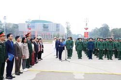 Làm thơ động viên con cháu lên đường nhập ngũ
