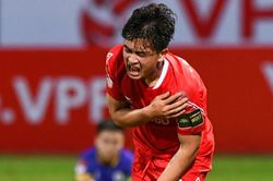 Danh Trung ăn mừng 'đau đớn' sau khi ghi bàn thắng quý như vàng cho Viettel FC