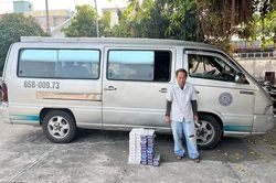 An Giang bắt xe ô tô vận chuyển thuốc lá lậu cất giấu dưới sàn xe