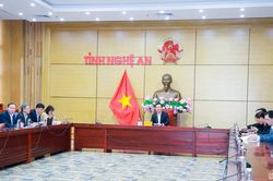 Chairman of Nghe An People's Committee works with World Bank country director for Vietnam
