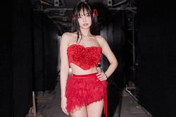 Chỉ thay đổi một chi tiết này trên trang phục, Jennie (BLACKPINK) được khen ngợi tới tấp