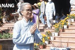 Tết Nguyên tiêu: Tấp nập người dân, du khách đi chùa cầu an