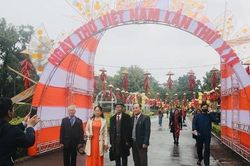 Khách du xuân háo hức khám phá không gian tổ chức Ngày thơ Việt Nam