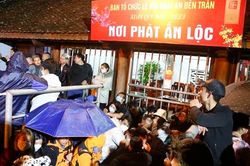 Hàng nghìn người dân đội mưa, thức trắng đêm chờ phát ấn đền Trần