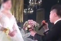 Chú rể quỳ gối, cầm hoa và nói lớn 'Gả cho anh nhé', thái độ của cô dâu khiến anh phải ném hoa rồi thất vọng bỏ đi