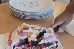 Ăn bánh ngọt tại công sở có hại ngang hút thuốc lá thụ động