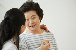 Các anh chị vừa rời đi, mẹ chồng dúi vào tay tôi 70 triệu
