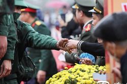 Người thân lưu luyến chia tay tân binh lên đường nhập ngũ