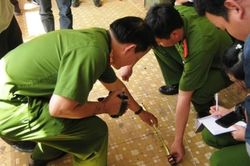 Chồng bị tình nghi đâm chết vợ rồi tự tử