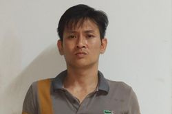Nam thanh niên mang 2 khẩu súng vào quán cà phê