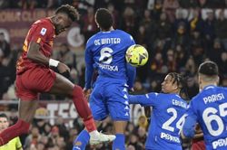 Cuộc đua Top 4 Serie A: Bóng chết đem sự sống cho Roma