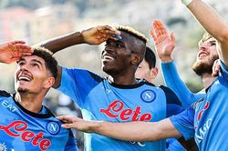 Napoli đại thắng 3-0: Khi đối thủ của Napoli là chính họ