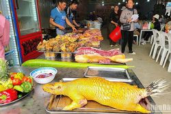 Lễ hội Chùa Hương Xuân Quý Mão: 'Bình mới, rượu cũ'