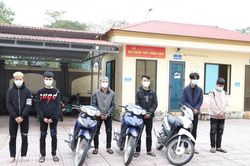 Triệu tập 6 thanh niên tháo biển số, lạng lách, bốc đầu xe quay clip