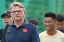 Báo Indonesia tiết lộ thông tin bất ngờ về HLV Philippe Troussier