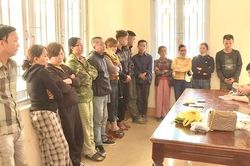 Bị công an tập kích, hàng chục con bạc tán loạn thoát thân