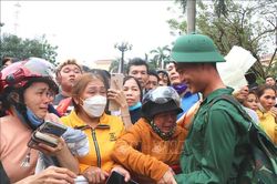 Tân binh ở các địa phương hăng hái lên đường nhập ngũ