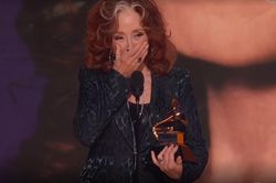 Song Of The Year: Nữ ca sĩ 74 tuổi bật khóc khi chiến thắng Beyoncé, Taylor Swift và Adele