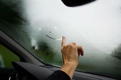 Mẹo xử lý kính lái và gương chiếu hậu bị mờ khi trời mưa