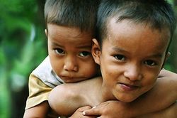 Mở camera thấy con trai đang cõng em ngoài sân, bố đơn thân rơi nước mắt: 'Đáng ra người cõng các con phải là ba mới đúng, con trai của ba mới 3 tuổi thôi mà'