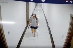 Hà Nội: Người phụ nữ cầm dao đi dọc hành lang chung cư, đe dọa người dân