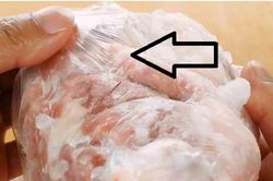 Thịt đông cứng trong tủ lạnh, lấy ra nhớ làm cách này để túi nilong không bị dính vào, thịt giã đông nhanh