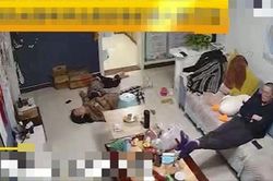 Mẹ ngất xỉu khi cãi nhau với bố, hành động bất ngờ của con trai khiến nhiều người rơi nước mắt
