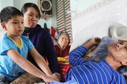 Người cha bị tai biến bật khóc vì bỗng thành gánh nặng của 3 con thơ