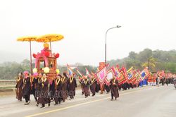 Các đồng chí lãnh đạo tỉnh dự khai mạc Lễ hội đền Cô Tân An