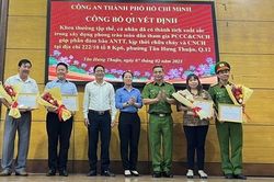 Khen thưởng tổ liên gia kịp thời cứu 5 người thoát khỏi đám cháy lúc rạng sáng