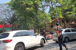 Nhiều du khách bị bãi xe 'chặt chém' khi chơi xuân ở đình chùa Hà Nội