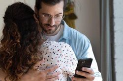 Phát hiện bị bạn thân và chồng sắp cưới phản bội, cô gái: 'Cứ ăn lại đồ ăn thừa của tôi đi'