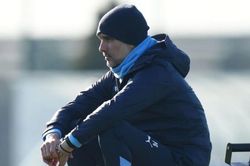 Guardiola trông chán nản trong buổi tập mới nhất của Man City