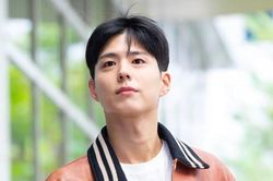 Hành động thời trung học của Park Bo Gum gây chú ý