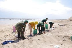 Thuốc lá ngoại trôi dạt vào dọc bờ biển Ninh Thuận