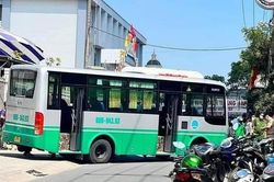 Xe đưa đón học sinh gây tai nạn làm bé lớp 3 tử vong trước cổng trường