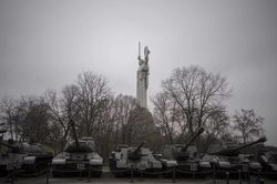 Tướng Ba Lan nói có vũ khí hạt nhân ở Ukraine, Pháp thông qua nghị quyết ủng hộ Kiev