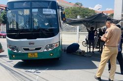 Mẹ khóc ngất bên thi thể con gái tử vong dưới gầm xe đưa đón