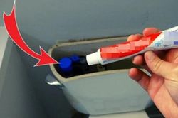 Cắt 2 đầu tuýp kem đánh răng rồi thả vào bồn cầu, tác dụng cực tốt, nhà nào cũng cần