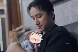 Phan Mạnh Quỳnh giản dị chăm con, nhan sắc bà xã hậu sinh nở gây chú ý